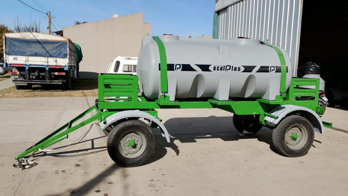 Chasis Ecalplas con tanque de 3500lts.