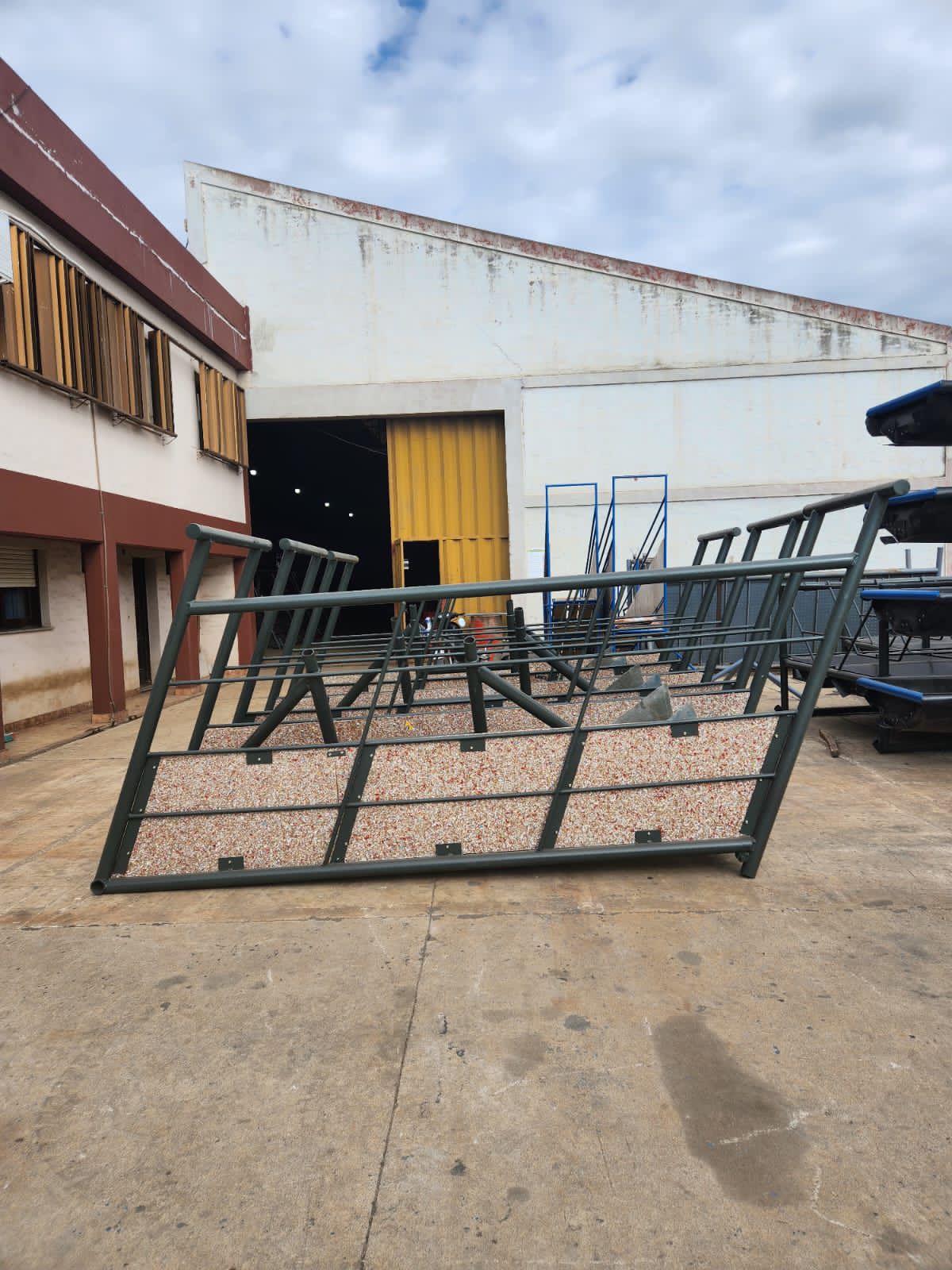 Cargador de hacienda fijo 3m.