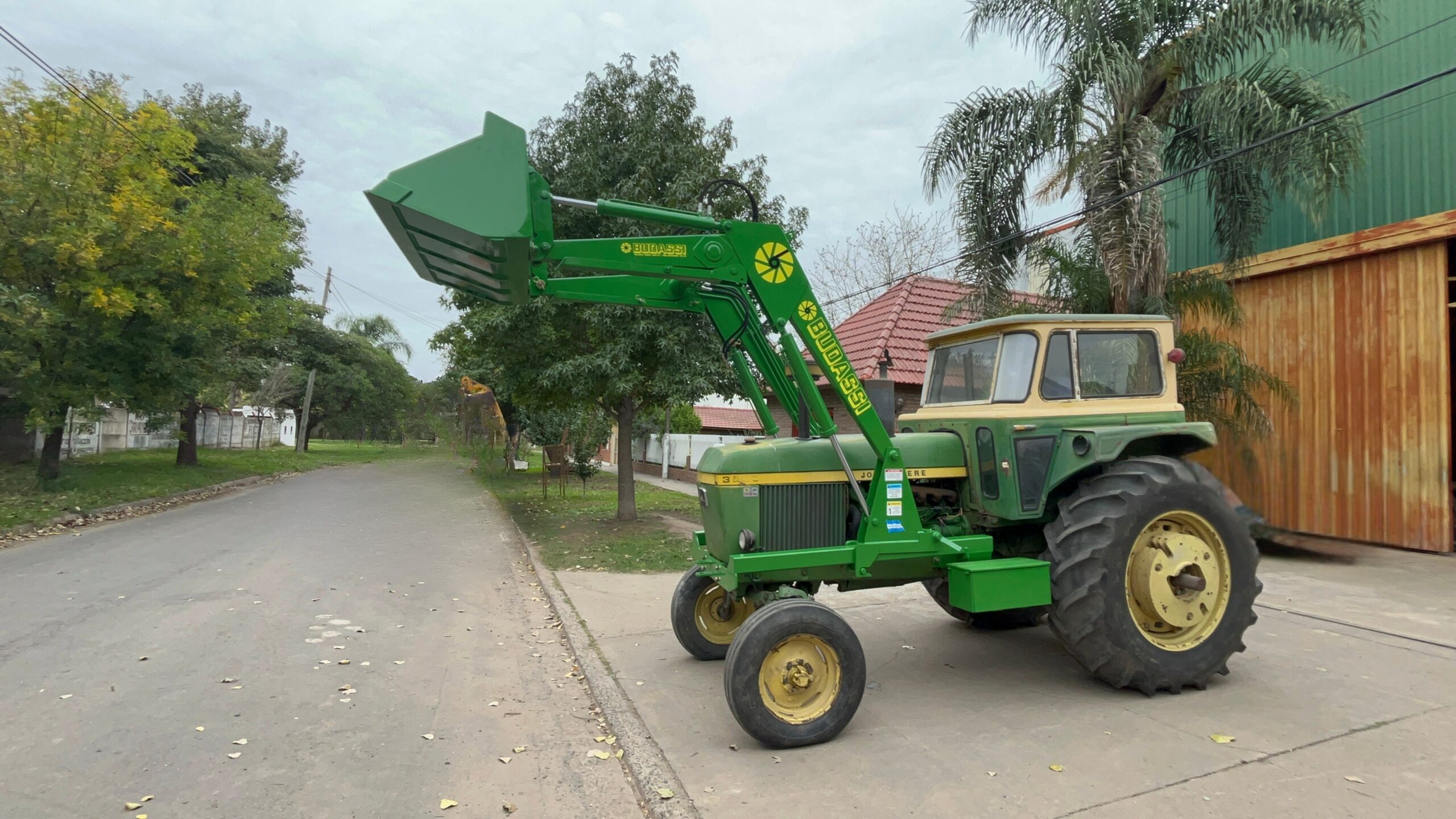 Cargador frontal con pala Budassi