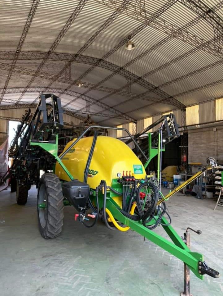 Pulverizadora de arrastre Caiman de 3000lts. 18mts.