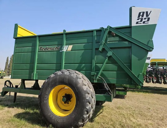 Carro volcador forrajero Tedeschi AV22. de 22m3.
