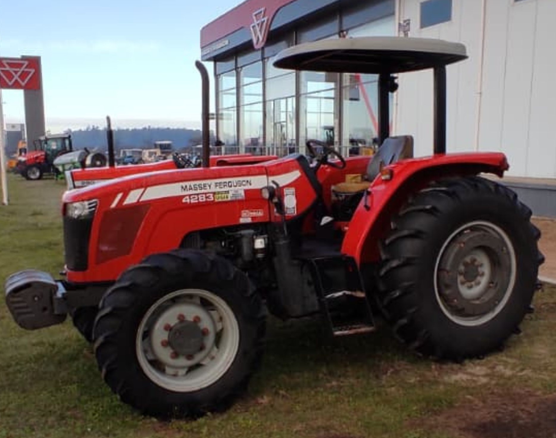 Tractor Massey Ferguson 4283 de 83hp. Año 2012