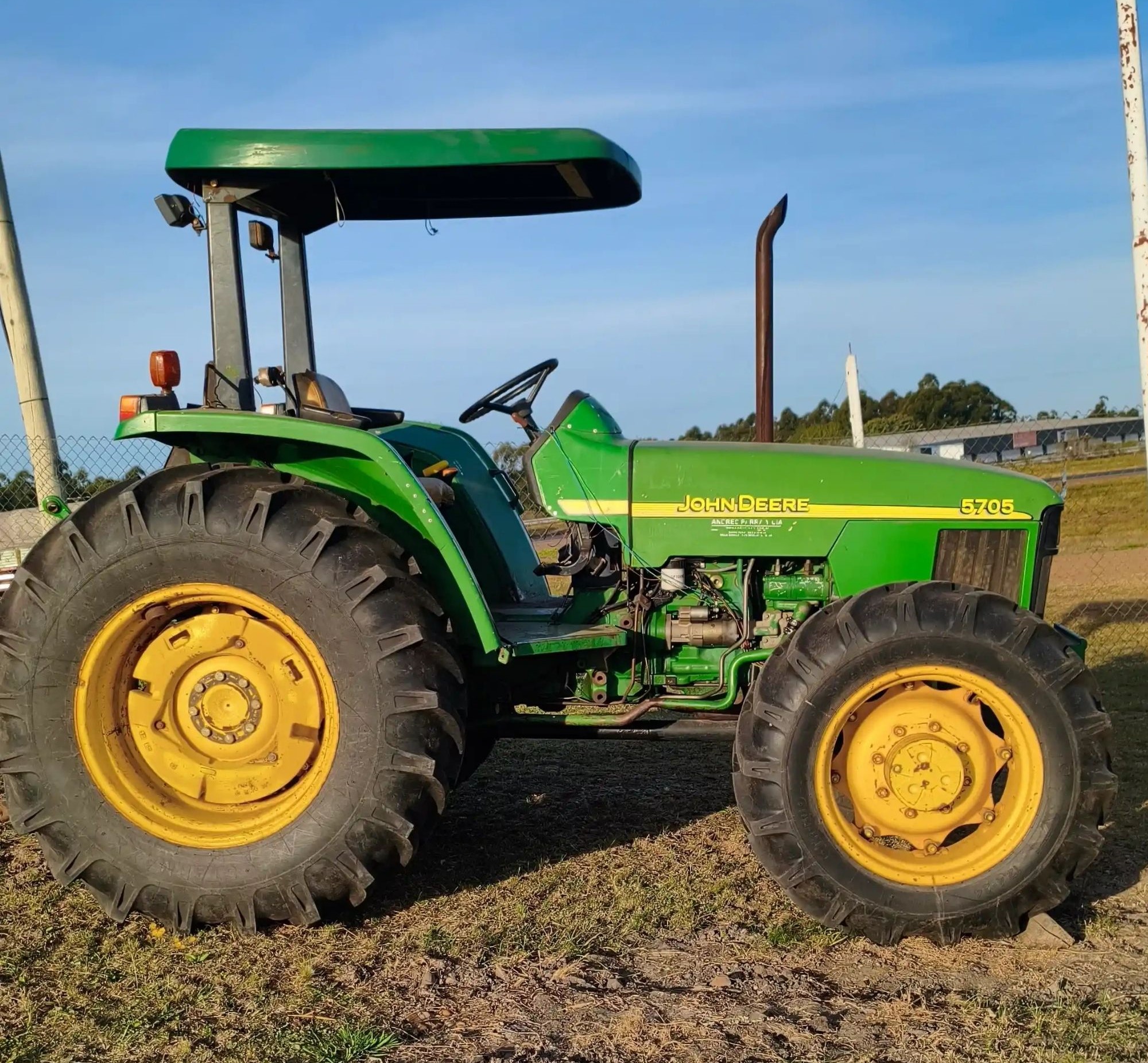 Tractor John Deere 5705 de 85hp. Año 2012