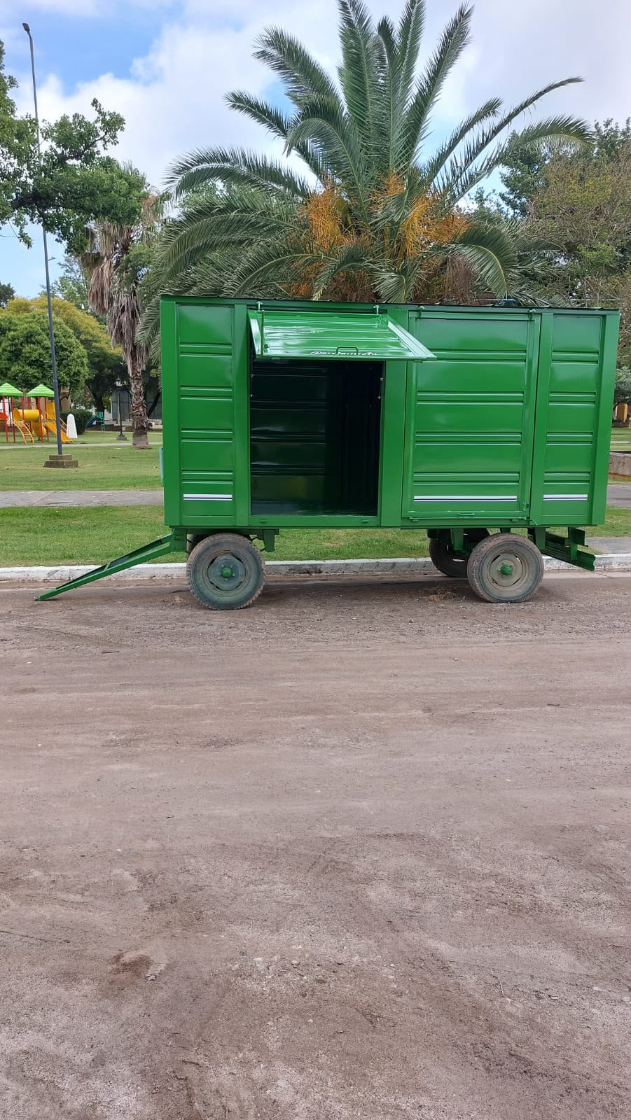 Acoplado Taller Centenario 4,00 × 1,80 × 1,90 m.