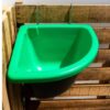 Bebedero Esquinero Feed-Plast con Cubre Flotante de 25L.