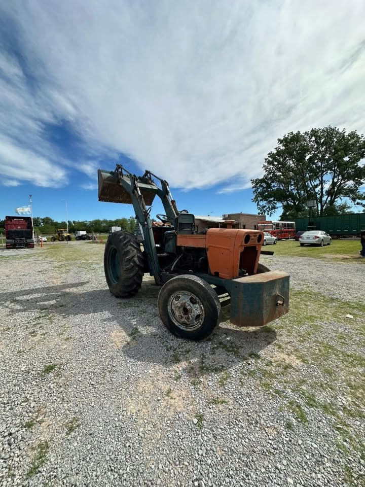 Tractor Fiat 800 con pala frontal invertida