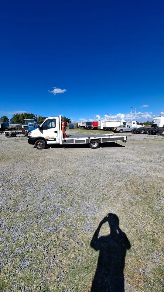 Camión Iveco Daily. Año 2008 con Plancha portavehículos