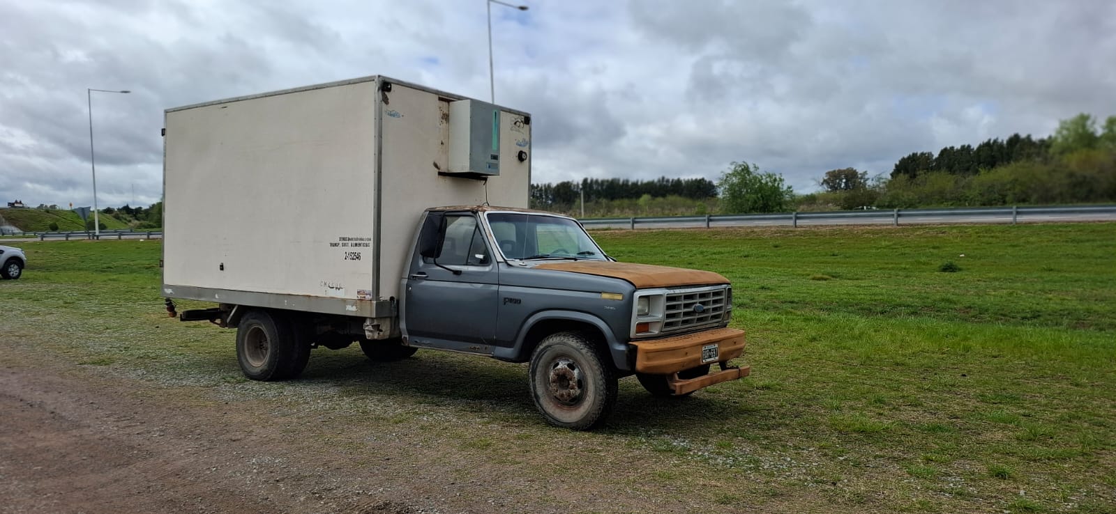 Camión Ford F-400D con caja térmica. Año 1986